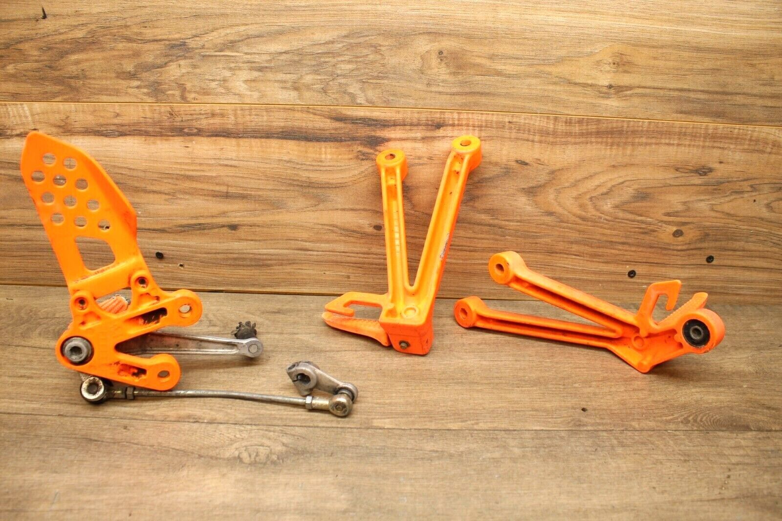 2005 Suzuki GSXR750 ORANGE UPPER TRIPLE TREE CLAMP PASSENGER PEGS CHAIN GUARD