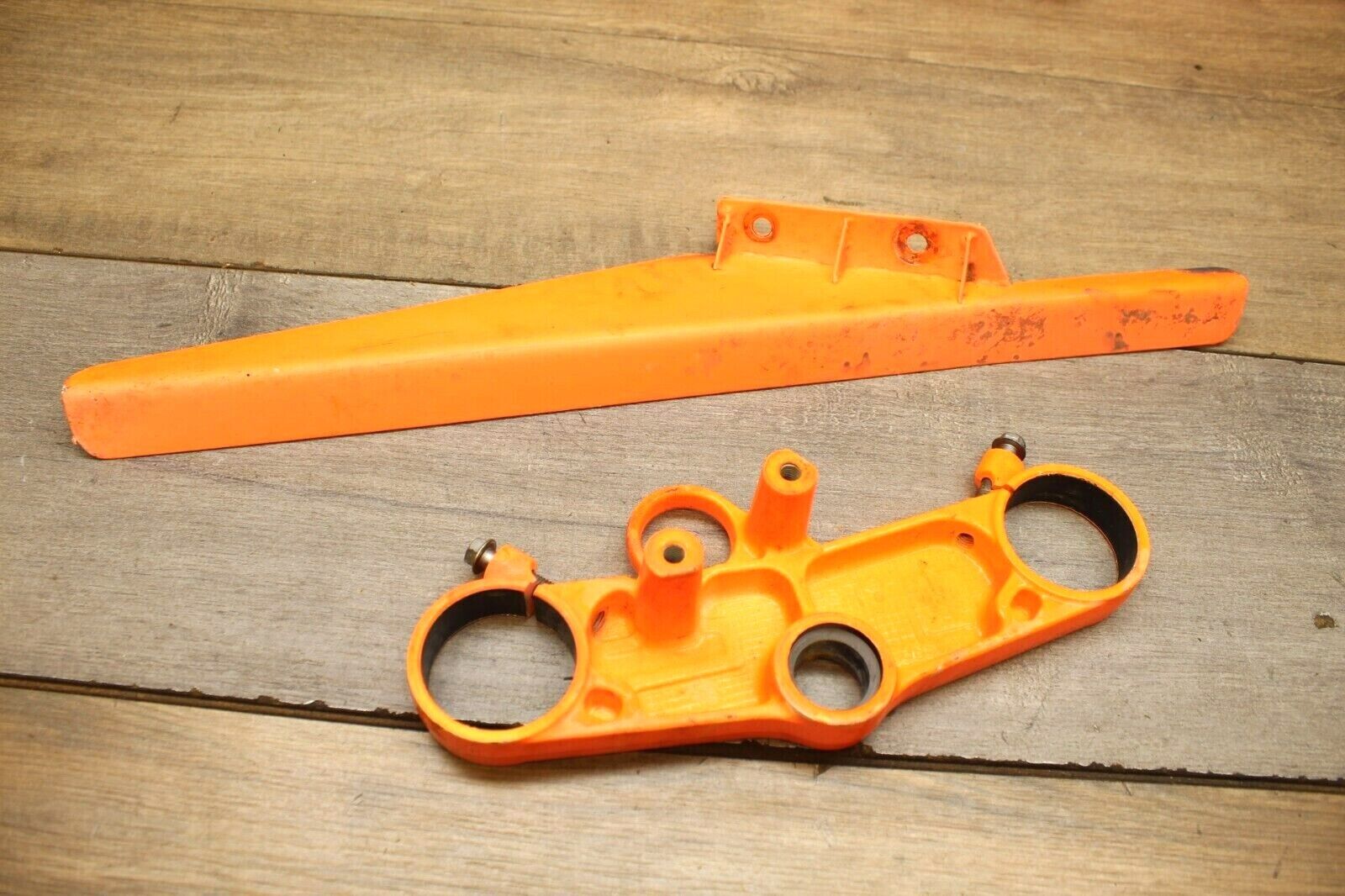 2005 Suzuki GSXR750 ORANGE UPPER TRIPLE TREE CLAMP PASSENGER PEGS CHAIN GUARD