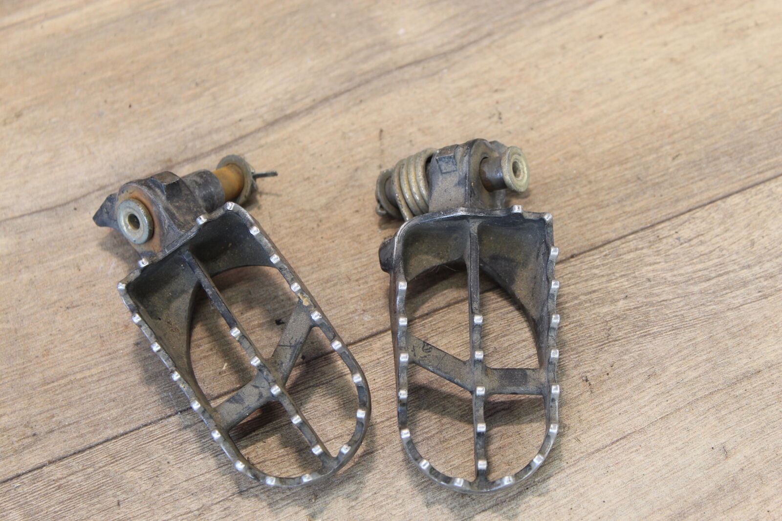 2004 YAMAHA WR450F LEFT RIGHT FOOT RESTS PEGS