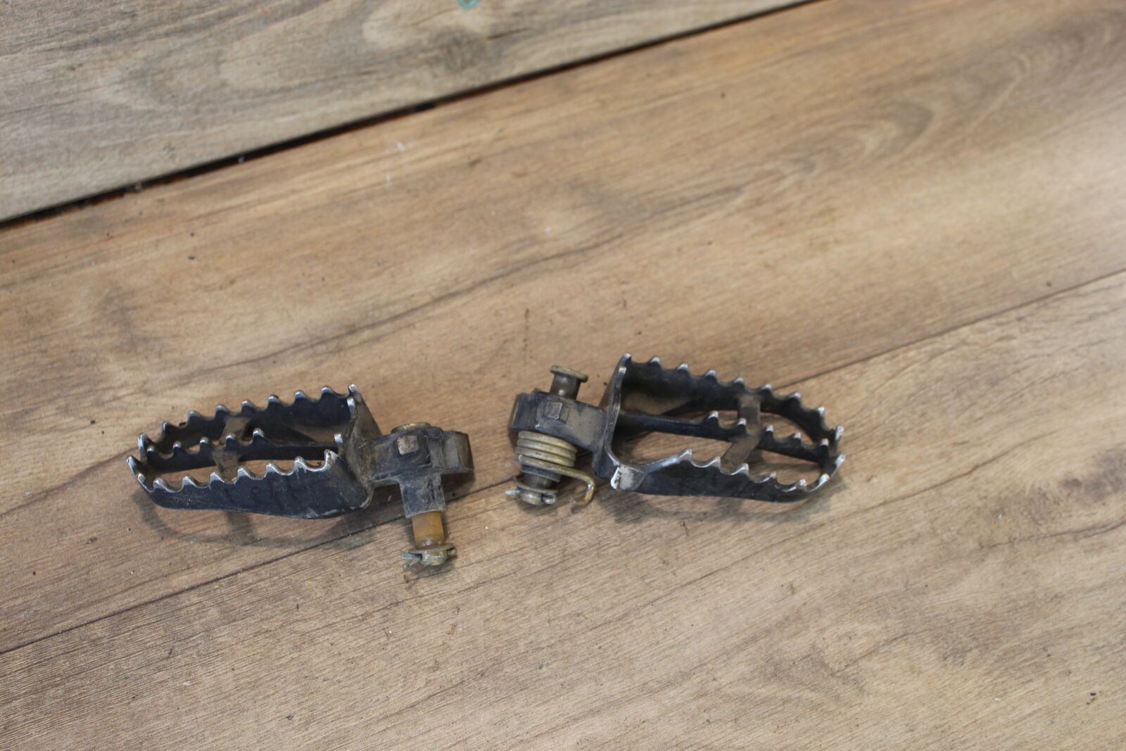 2004 YAMAHA WR450F LEFT RIGHT FOOT RESTS PEGS