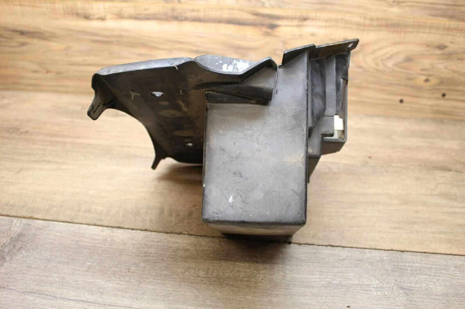 2009 SUZUKI BOULEVARD C50 BATTERY TRAY BOX HOLDER