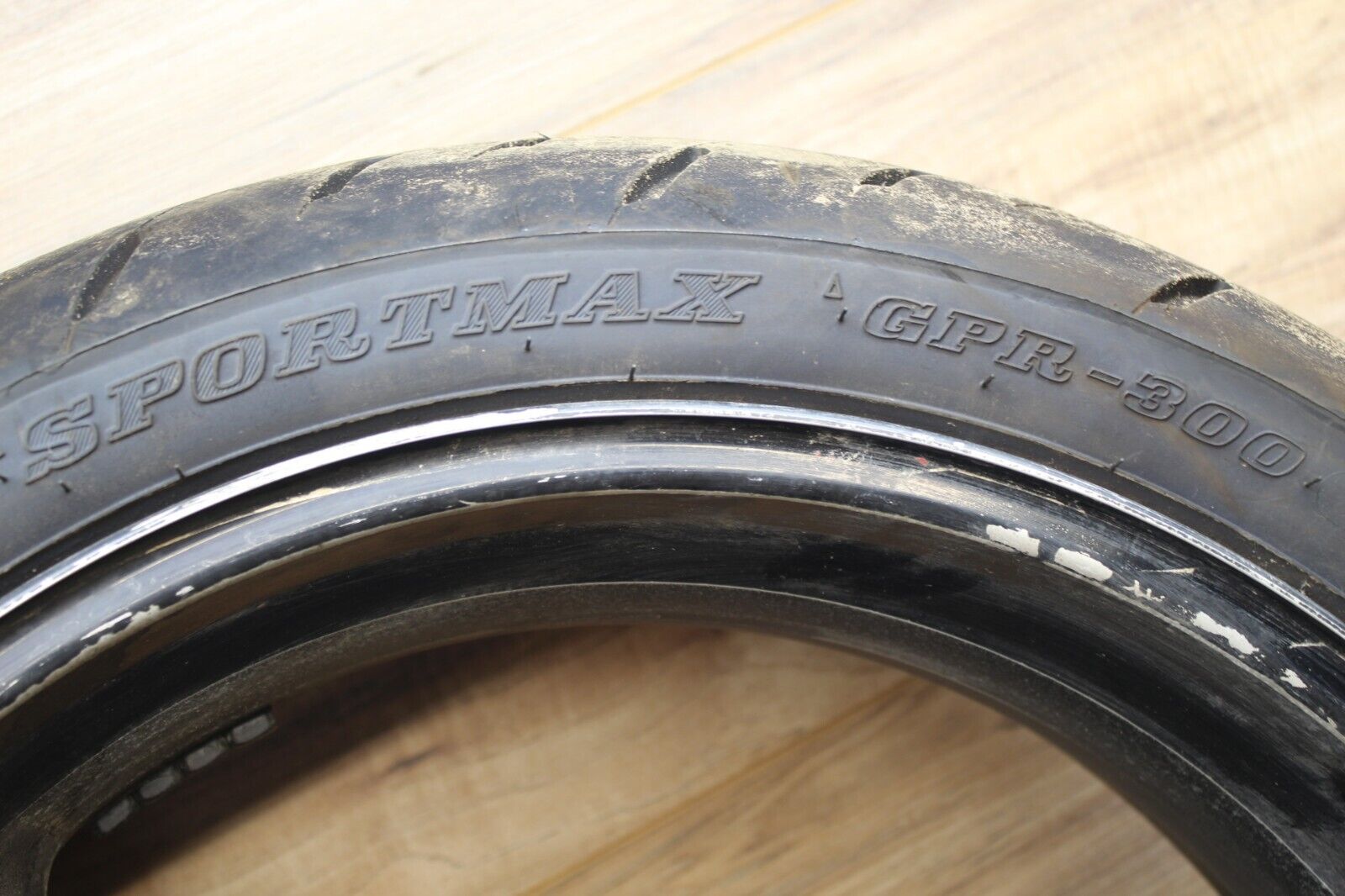 04 05 2004 Suzuki GSXR600 GSXR750 REAR BACK WHEEL RIM 17x5.50 W DUNLOP TIRE