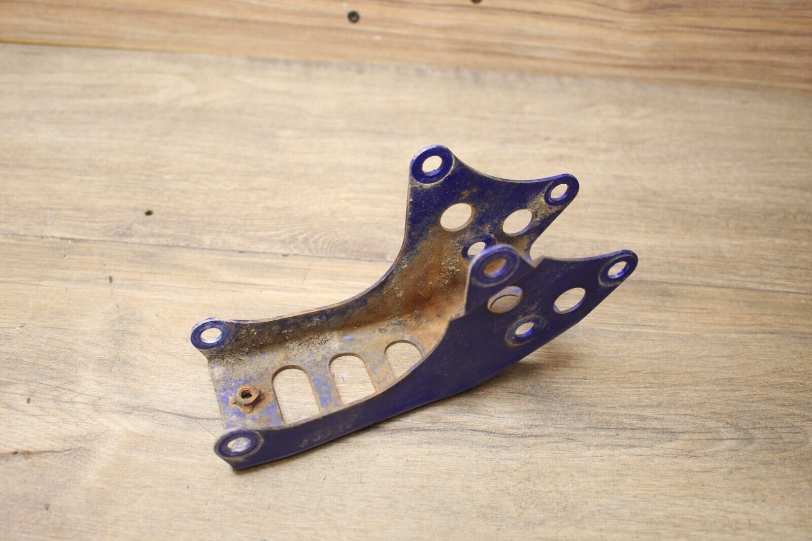 2002 Yamaha TTR125L BLUE MOTOR MOUNT BRACKET