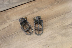 2004 YAMAHA WR450F LEFT RIGHT FOOT RESTS PEGS