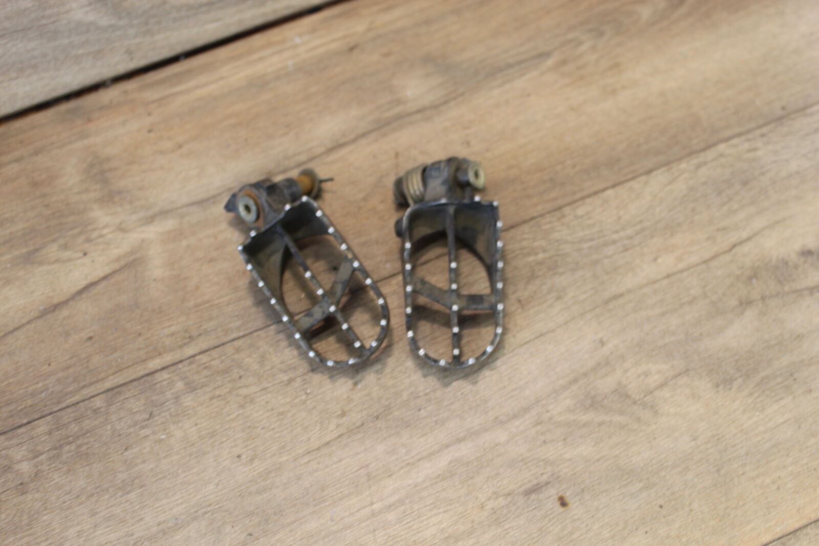 2004 YAMAHA WR450F LEFT RIGHT FOOT RESTS PEGS