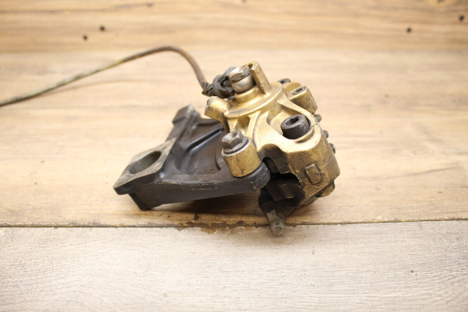 04 05 2004 Suzuki GSXR600 REAR BACK BRAKE CALIPER W BRACKET HANGER