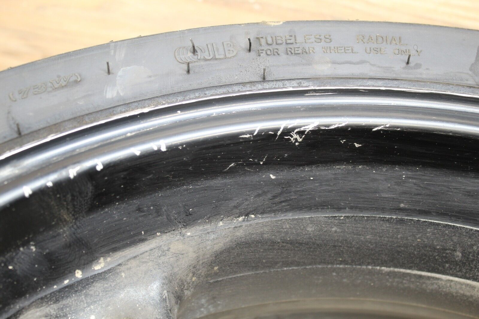 04 05 2004 Suzuki GSXR600 GSXR750 REAR BACK WHEEL RIM 17x5.50 W DUNLOP TIRE