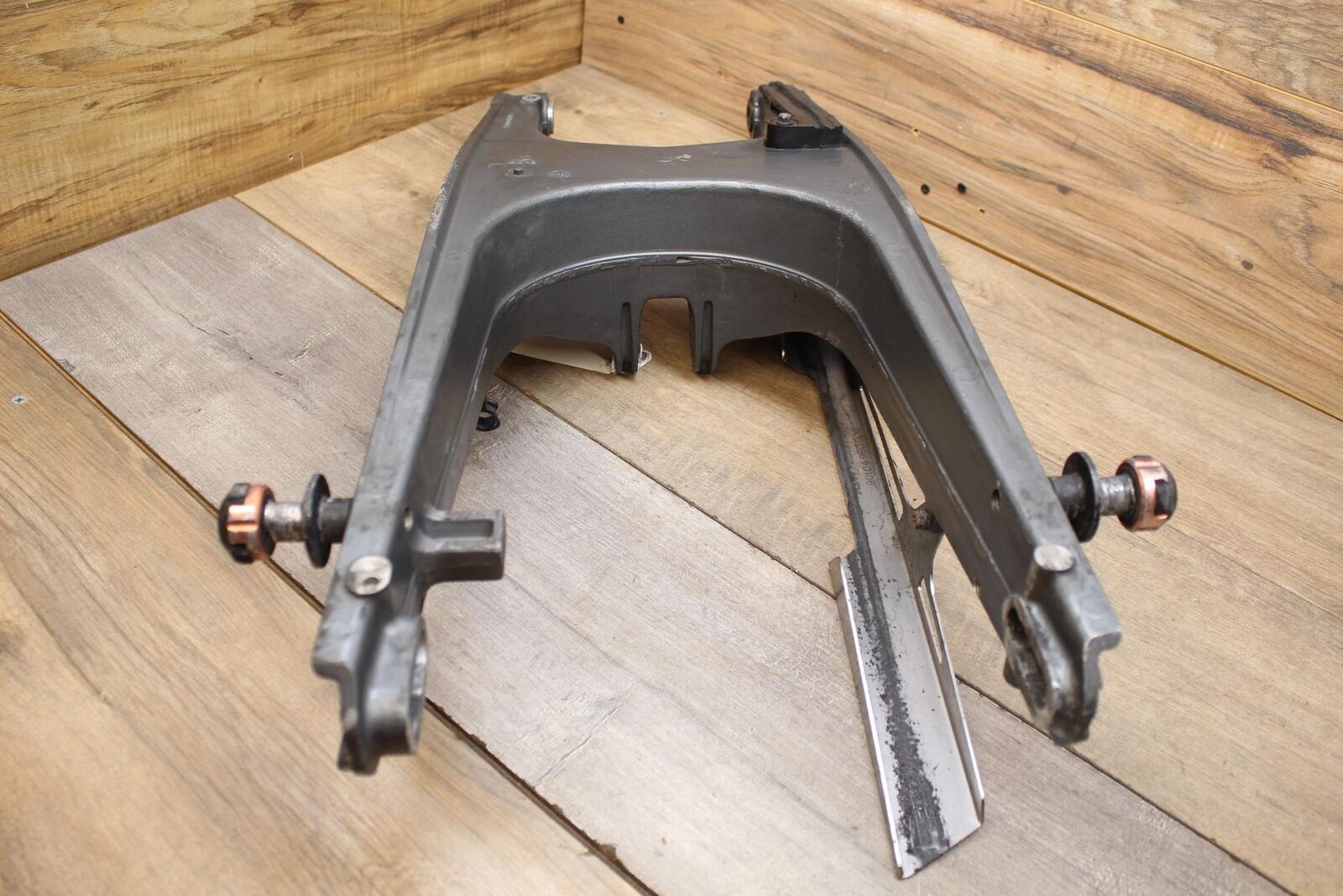 2015 KTM 390 Duke REAR SWINGARM BACK SUSPENSION SWING ARM 90904030000